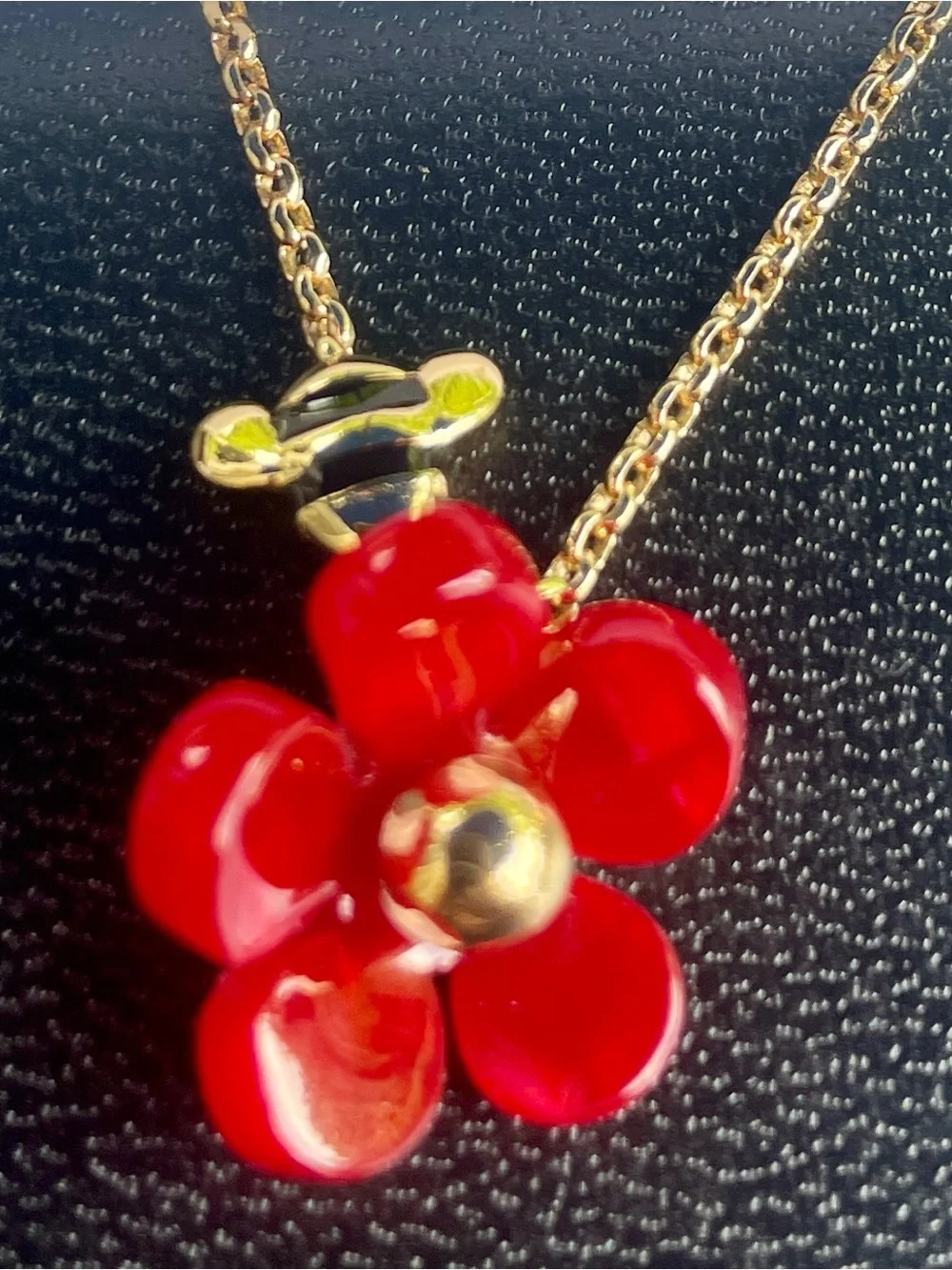 Kate Spade Summer Daze Flower with Bee Pendant. Red. NWT. Rare.